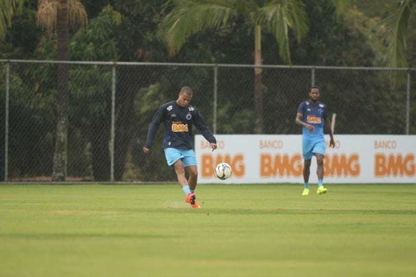 Debaixo de chuva, time realizou treinamento recreativo na Toca da Raposa II