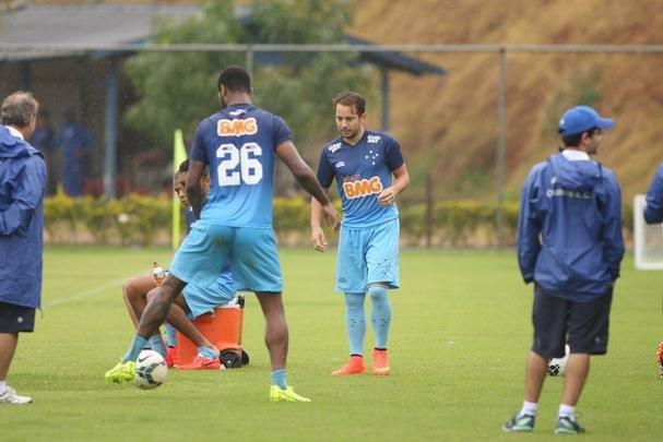 Debaixo de chuva, time realizou treinamento recreativo na Toca da Raposa II
