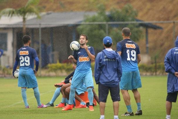 Debaixo de chuva, time realizou treinamento recreativo na Toca da Raposa II