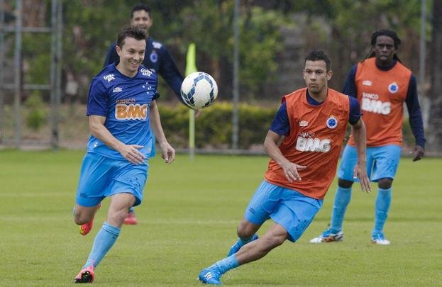 Debaixo de chuva, time realizou treinamento recreativo na Toca da Raposa II