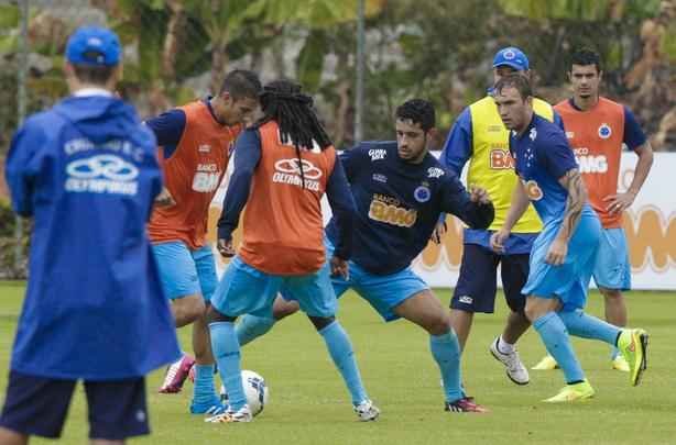 Debaixo de chuva, time realizou treinamento recreativo na Toca da Raposa II