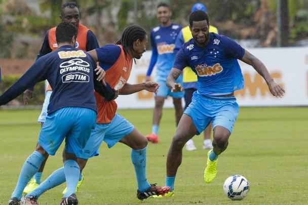 Debaixo de chuva, time realizou treinamento recreativo na Toca da Raposa II