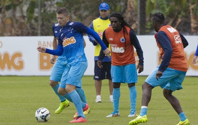 Debaixo de chuva, time realizou treinamento recreativo na Toca da Raposa II
