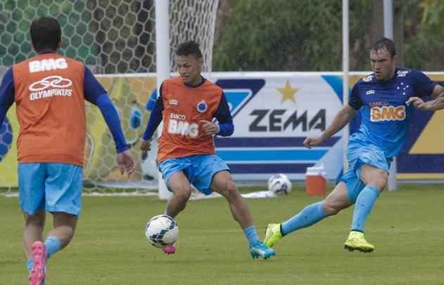 Debaixo de chuva, time realizou treinamento recreativo na Toca da Raposa II