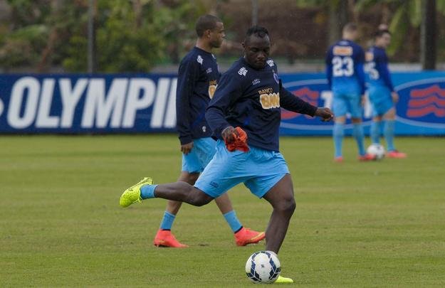 Debaixo de chuva, time realizou treinamento recreativo na Toca da Raposa II