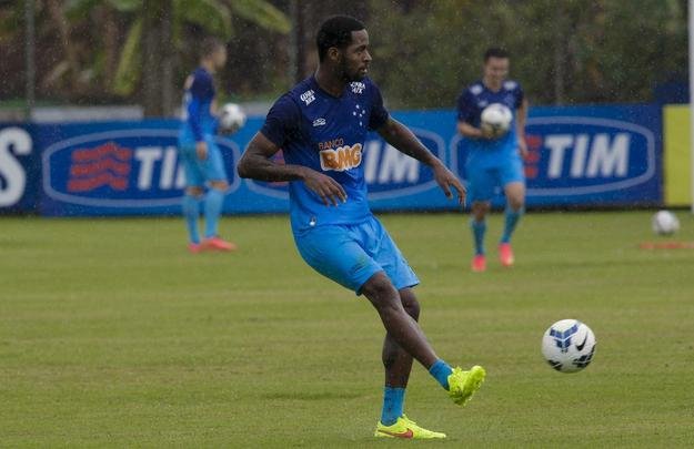 Debaixo de chuva, time realizou treinamento recreativo na Toca da Raposa II