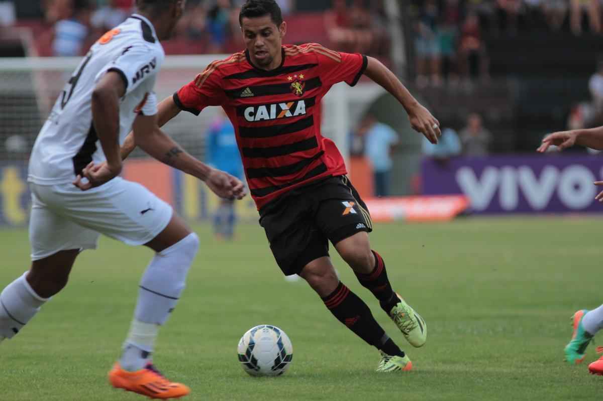 Na Ilha do Retiro, Galo esbarrou em falhas de ataque e defesa e acabou derrotado pelo Sport, por 2 a 1, pela 12 rodada do Campeonato Brasileiro