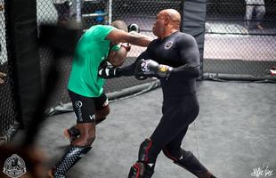 Academia Black House, onde treina o lutador em Los Angeles, registrou momentos do lutador se preparando para o seu retorno ao UFC