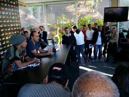 Ronaldinho Gaúcho se despede do Atlético em entrevista coletiva
