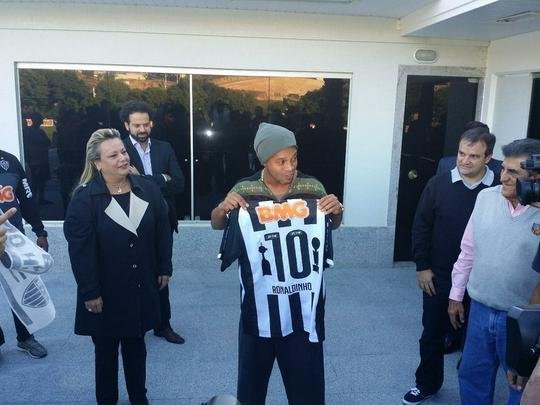 Ronaldinho Gaúcho se despede do Atlético em entrevista coletiva