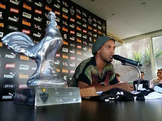 Ronaldinho Gaúcho se despede do Atlético em entrevista coletiva