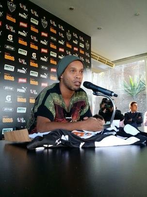 Ronaldinho Gaúcho se despede do Atlético em entrevista coletiva