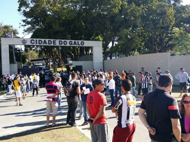 Torcedores se mobilizaram para ir  Cidade do Galo e tentar ver R10 na despedida