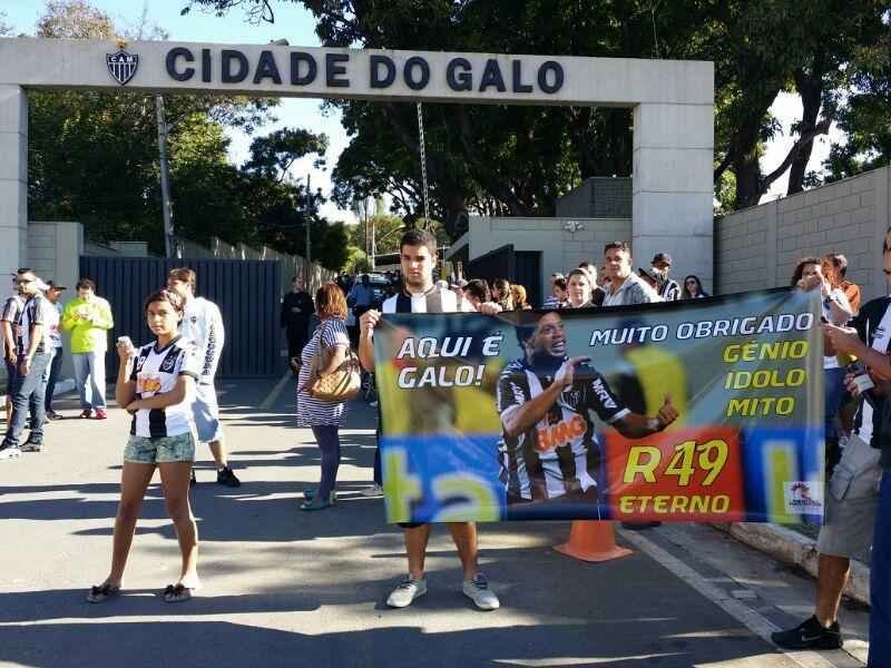 Torcedores se mobilizaram para ir  Cidade do Galo e tentar ver R10 na despedida