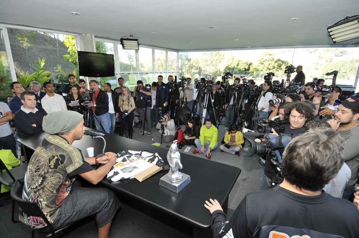 Ronaldinho Gacho se despede do Atltico em entrevista coletiva
