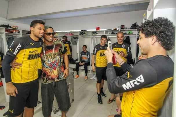 Ronaldinho Gaúcho se despediu dos jogadores e dos funcionários do Atlético