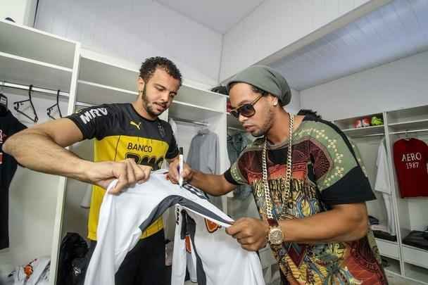 Ronaldinho Gaúcho se despediu dos jogadores e dos funcionários do Atlético