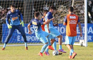 Os reservas do Cruzeiro fizeram um jogo-treino contra o Valrio, na tarde desta tera-feira, na Toca da Raposa II. Sem dificuldades, a equipe celeste fez 3 a 0 no time de Itabira, que disputar a Segunda Diviso do Campeonato Mineiro.