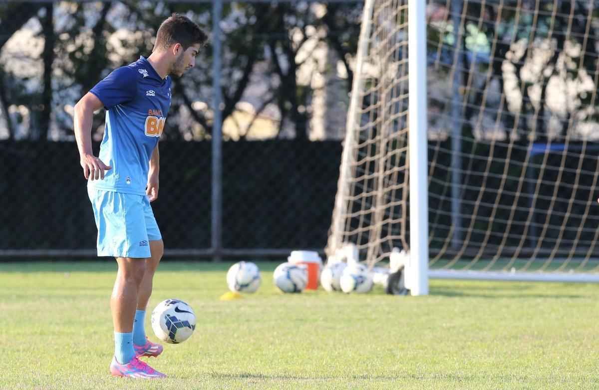 Os reservas do Cruzeiro fizeram um jogo-treino contra o Valrio, na tarde desta tera-feira, na Toca da Raposa II. Sem dificuldades, a equipe celeste fez 3 a 0 no time de Itabira, que disputar a Segunda Diviso do Campeonato Mineiro.