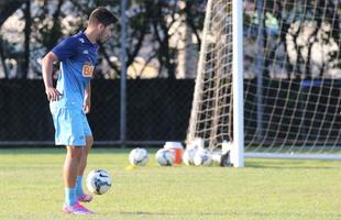 Os reservas do Cruzeiro fizeram um jogo-treino contra o Valrio, na tarde desta tera-feira, na Toca da Raposa II. Sem dificuldades, a equipe celeste fez 3 a 0 no time de Itabira, que disputar a Segunda Diviso do Campeonato Mineiro.