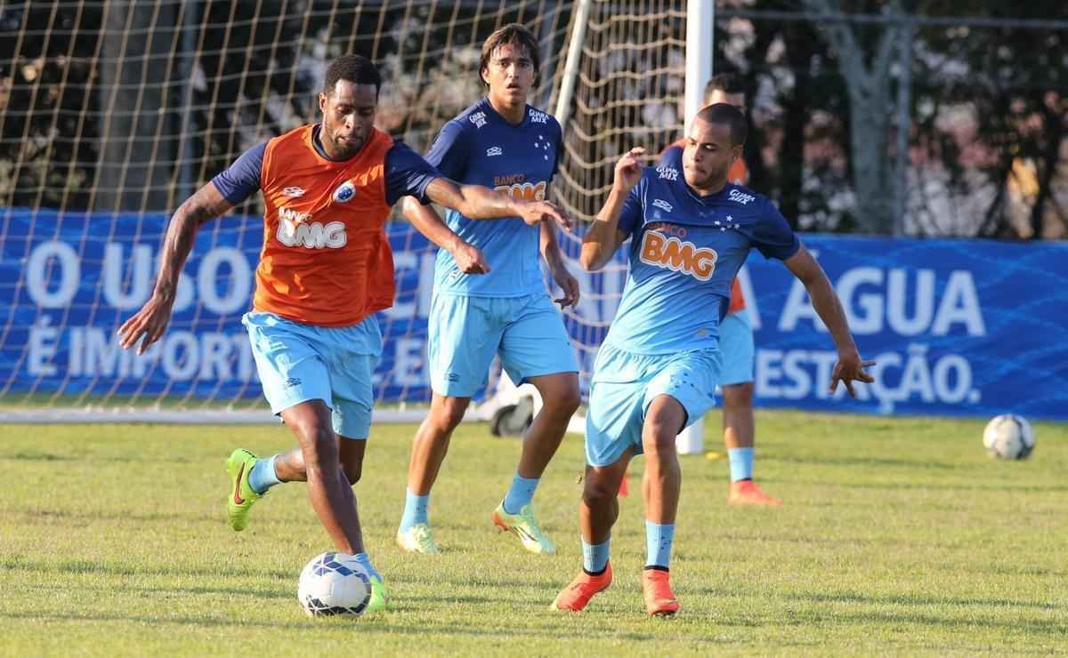 Os reservas do Cruzeiro fizeram um jogo-treino contra o Valrio, na tarde desta tera-feira, na Toca da Raposa II. Sem dificuldades, a equipe celeste fez 3 a 0 no time de Itabira, que disputar a Segunda Diviso do Campeonato Mineiro.