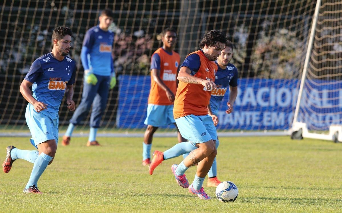 Os reservas do Cruzeiro fizeram um jogo-treino contra o Valrio, na tarde desta tera-feira, na Toca da Raposa II. Sem dificuldades, a equipe celeste fez 3 a 0 no time de Itabira, que disputar a Segunda Diviso do Campeonato Mineiro.