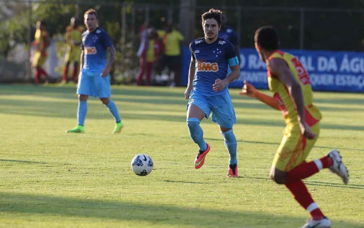 Os reservas do Cruzeiro fizeram um jogo-treino contra o Valrio, na tarde desta tera-feira, na Toca da Raposa II. Sem dificuldades, a equipe celeste fez 3 a 0 no time de Itabira, que disputar a Segunda Diviso do Campeonato Mineiro.