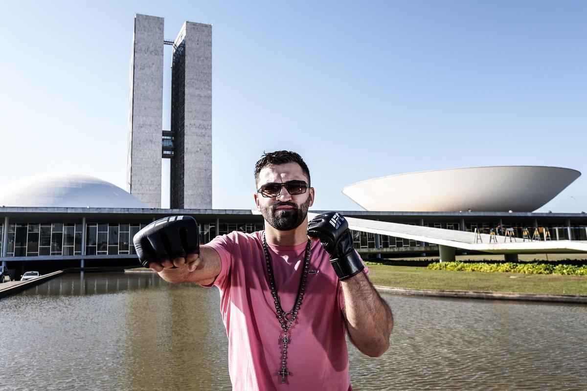 Adversrios, Antnio Pezo e Andrei Arlovski se encaram em frente ao Congresso Nacional 