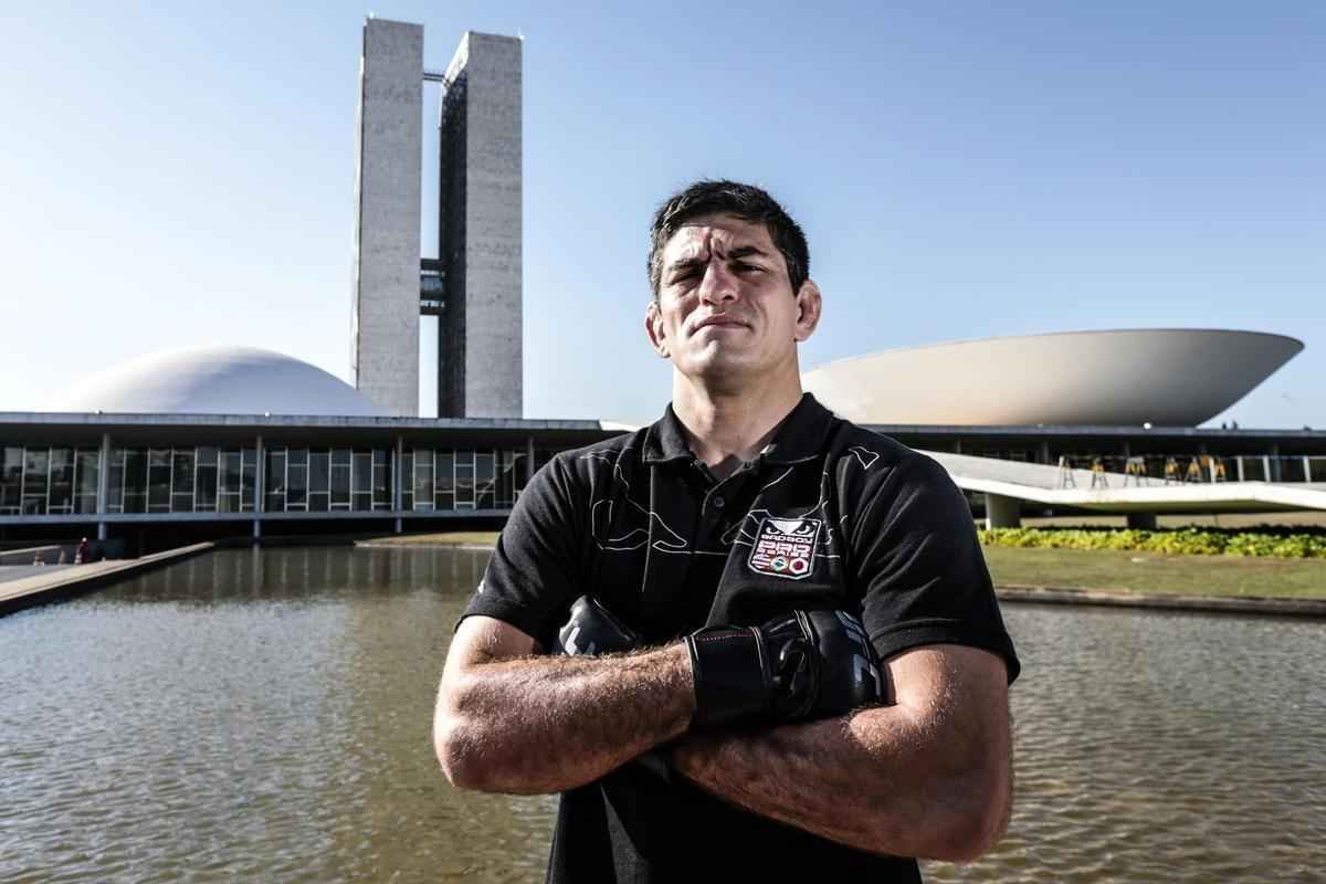 Meio-mdio Paulo Thiago , que enfrenta Sean Spencer no UFC em Braslia, tambm participou da sesso de fotos