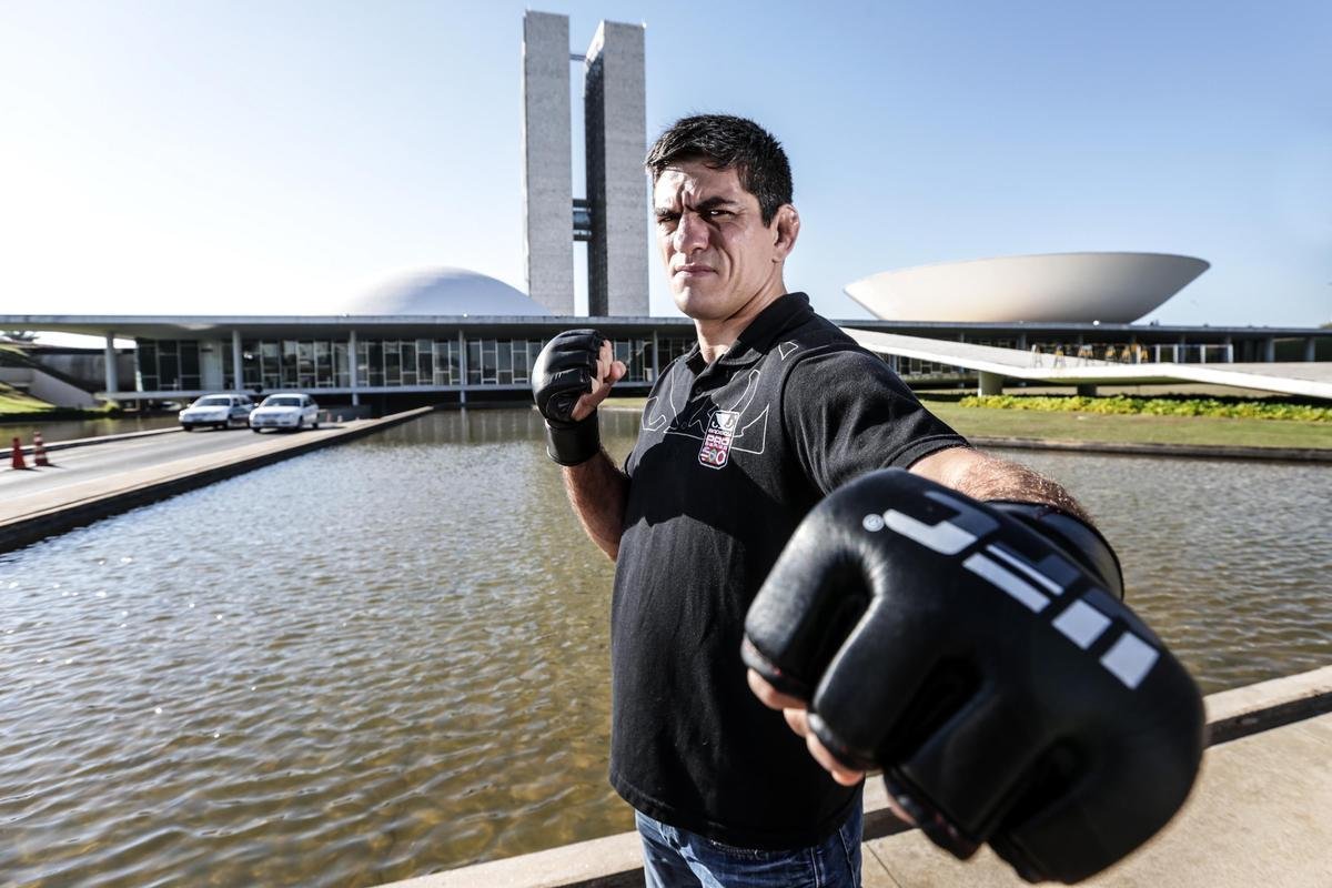 Meio-mdio Paulo Thiago , que enfrenta Sean Spencer no UFC em Braslia, tambm participou da sesso de fotos