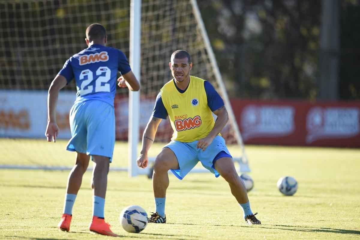 Clube celeste enfrenta o Cricima, neste sbado, s 18h30, fora de casa