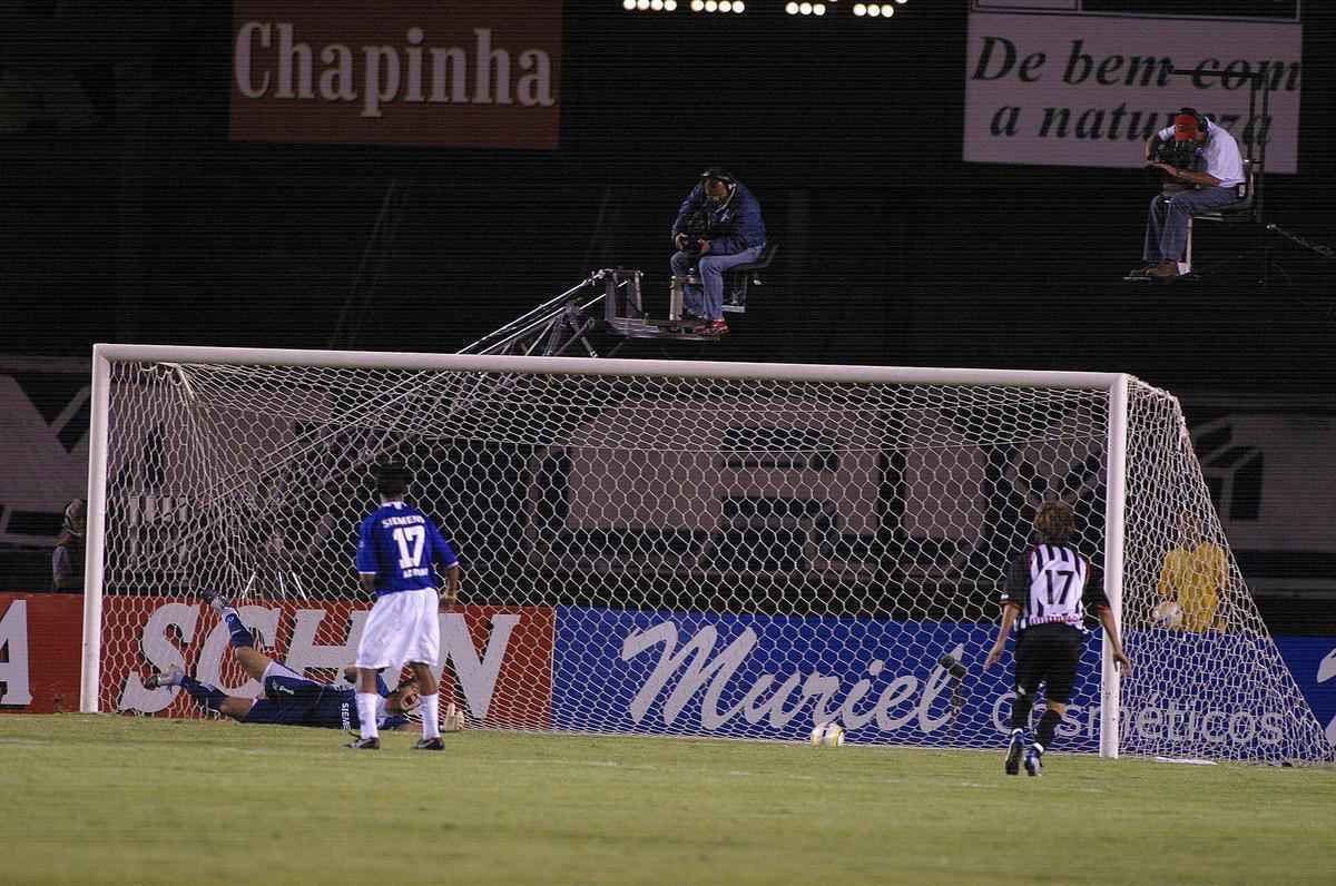 O primeiro ano de Cruzeiro no foi bom. A torcida pegou no p de Fbio acusando-o de falhar em duas cobranas de falta do Paulista de Jundia, na semifinal da Copa do Brasil.