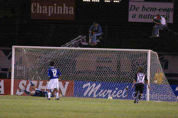 O primeiro ano de Cruzeiro no foi bom. A torcida pegou no p de Fbio acusando-o de falhar em duas cobranas de falta do Paulista de Jundia, na semifinal da Copa do Brasil.