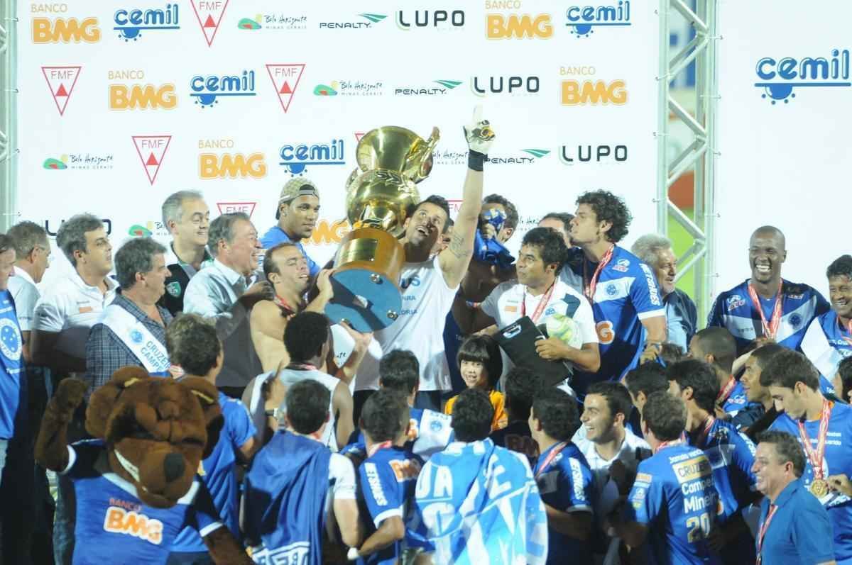 Em 2011, Fbio levantou o trofu de campeo mineiro sobre o rival Atltico.