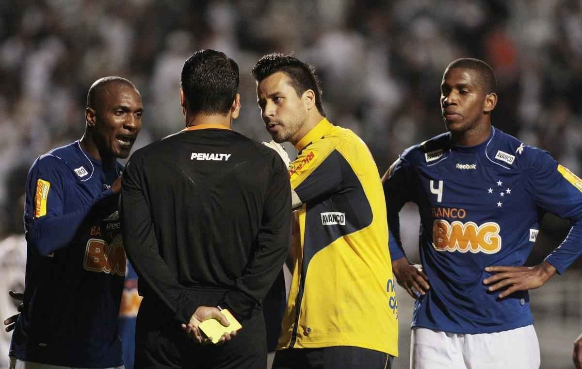 Contra o mesmo Corinthians, porm, no returno, o Cruzeiro foi prejudicado pela arbitragem de Sandro Meira Ricci e ficou mais longe do ttulo.
