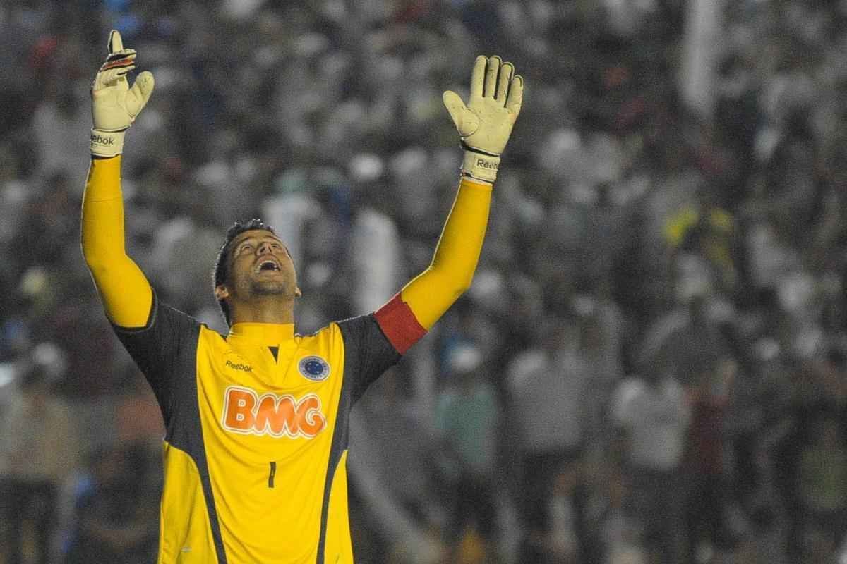 Em 2010, o Cruzeiro foi vice-campeo brasileiro com grandes atuaes de Fbio. Contra o Corinthians, em confronto direto no Parque do Sabi, ele defendeu um pnalti (foto) e o Cruzeiro venceu por 1 a 0.