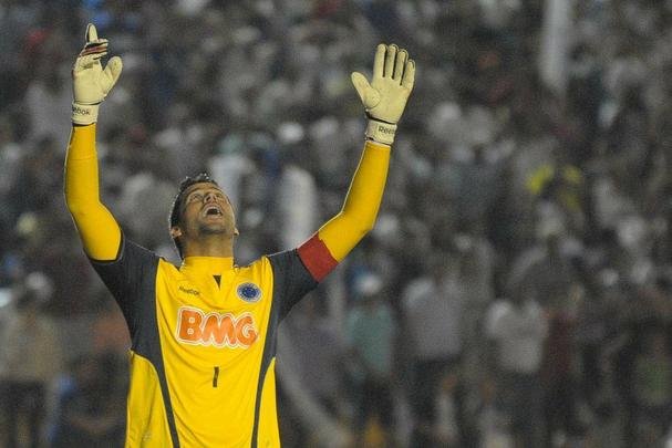 Em 2010, o Cruzeiro foi vice-campeão brasileiro com grandes atuações de Fábio. Contra o Corinthians, em confronto direto no Parque do Sabiá, ele defendeu um pênalti (foto) e o Cruzeiro venceu por 1 a 0.