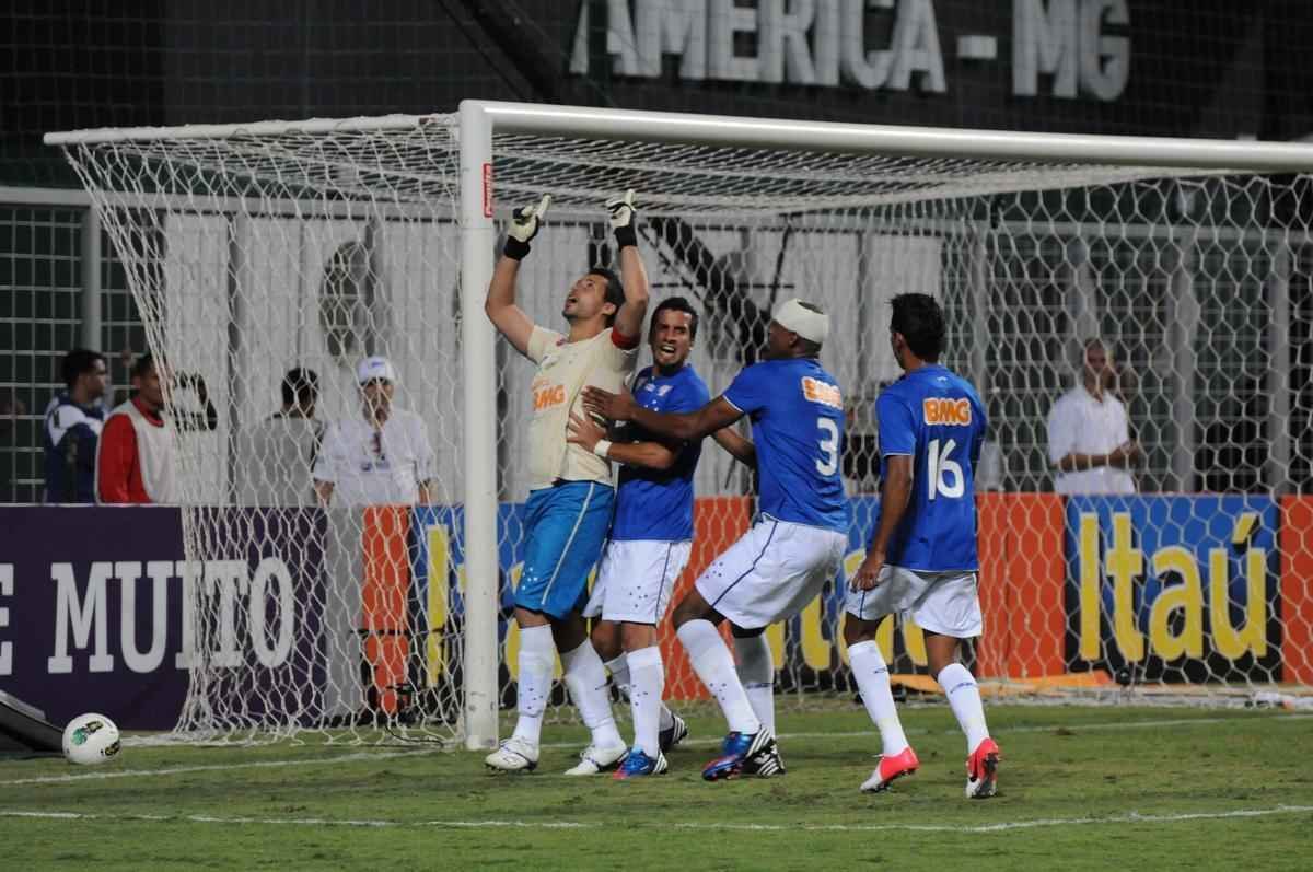 Em 2012, o Cruzeiro no teve um bom ano, mas Fbio se destacou com grandes defesas. Na foto, comemorao por agarrar um pnalti de Lus Fabiano, do So Paulo, pela segunda vez.