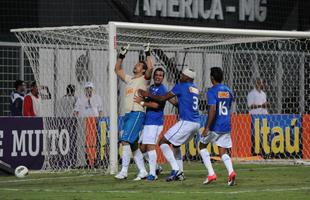 Em 2012, o Cruzeiro no teve um bom ano, mas Fbio se destacou com grandes defesas. Na foto, comemorao por agarrar um pnalti de Lus Fabiano, do So Paulo, pela segunda vez.