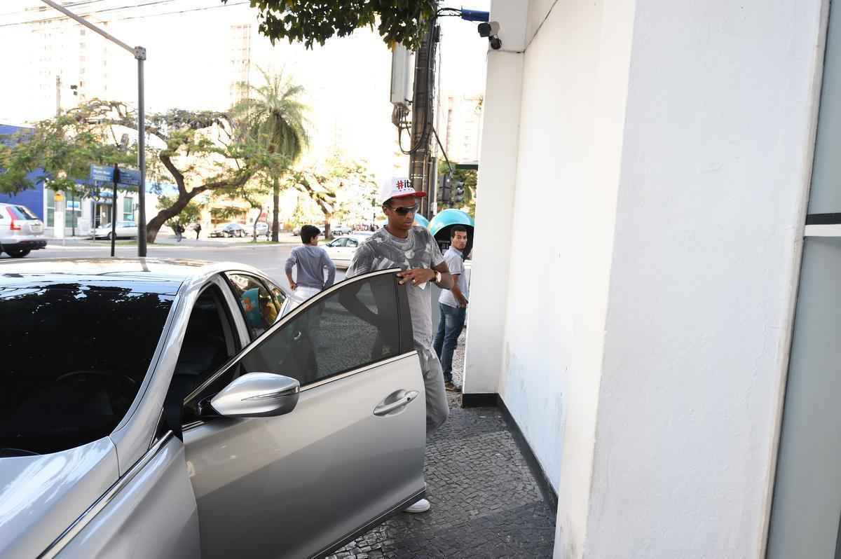 Imagens do atacante J na sede do Atltico em Lourdes