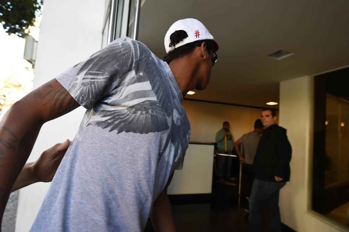 Imagens do atacante J na sede do Atltico em Lourdes