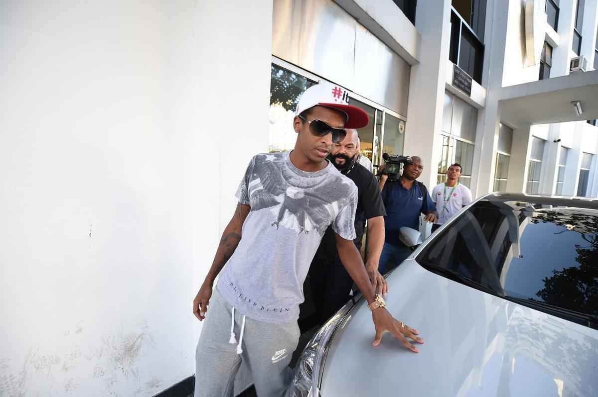 Imagens do atacante J na sede do Atltico em Lourdes