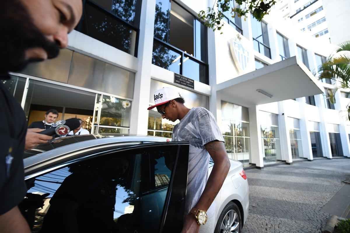 Imagens do atacante J na sede do Atltico em Lourdes