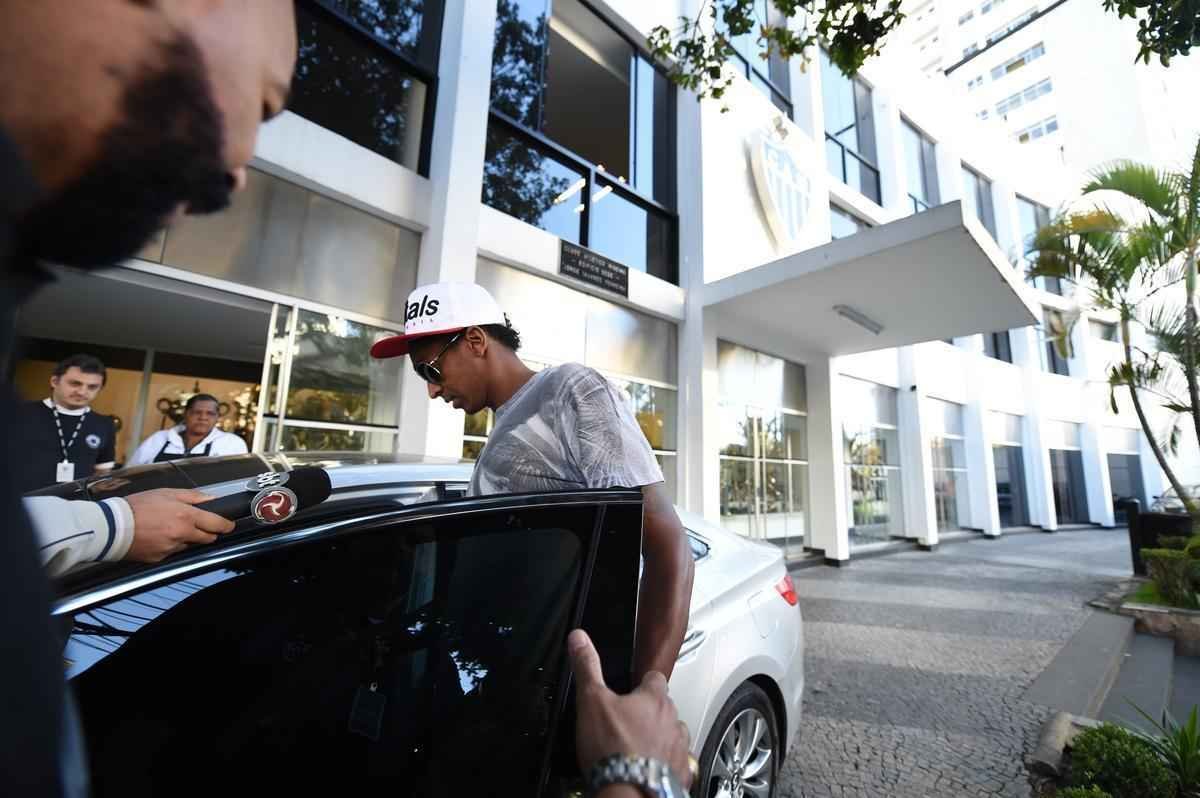 Imagens do atacante J na sede do Atltico em Lourdes