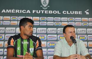 Um dos maiores 'ladres' de bola do Campeonato Paulista de 2014, Thiago Santos  a principal alternativa ao experiente Leandro Guerreiro. Ele tem contrato at dezembro.