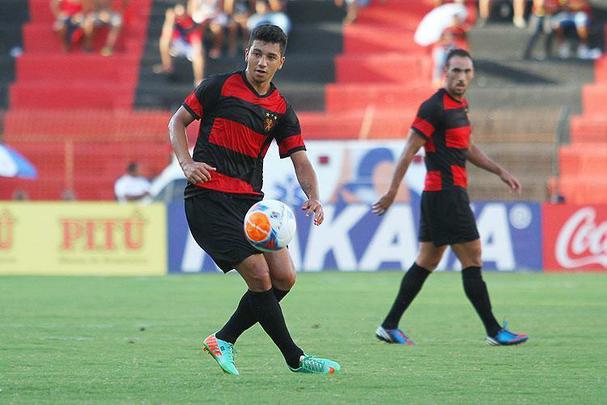 Armador Renan Oliveira disputou 13 partidas pelo Sport nesta temporada, sendo sete na condio de titular, e  o 30 reforo do Coelho em 2014; A seguir, as demais 29 aquisies, por posio.