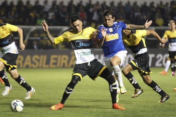 Imagens do jogo entre Cruzeiro e Criciúma, no Heriberto Hulse, em Santa Catarina