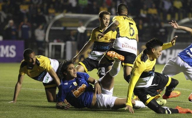 Imagens do jogo entre Cruzeiro e Criciúma, no Heriberto Hulse, em Santa Catarina