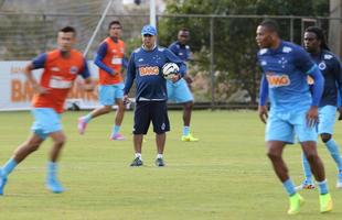 Marcelo Oliveira comandou atividade na preparao do Cruzeiro para pegar o Santos, neste domingo, no Mineiro