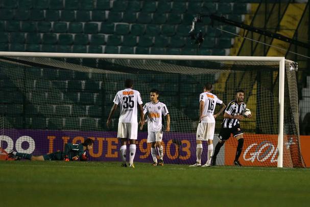 Atltico leva gol no fim do jogo e fica no empate por 2 a 2 com o Figueirense na Ressacada